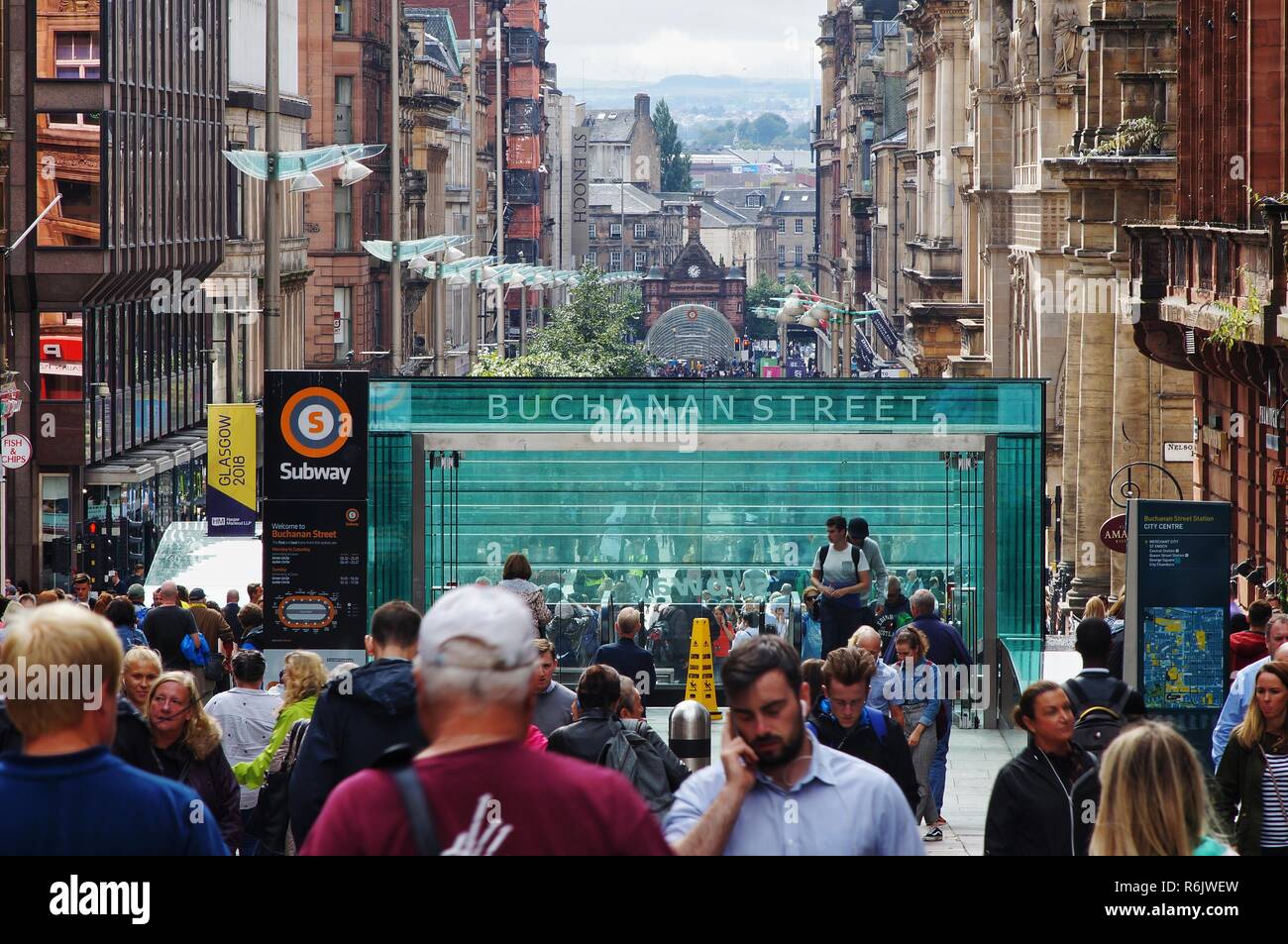 Ein Blick entlang der beliebten belebten Einkaufsstraße in Glasgow - Buchanan Street - mit zwei SPT U-Bahnstationen (Buchanan Street und St Enoch), Glasgow. Stockfoto