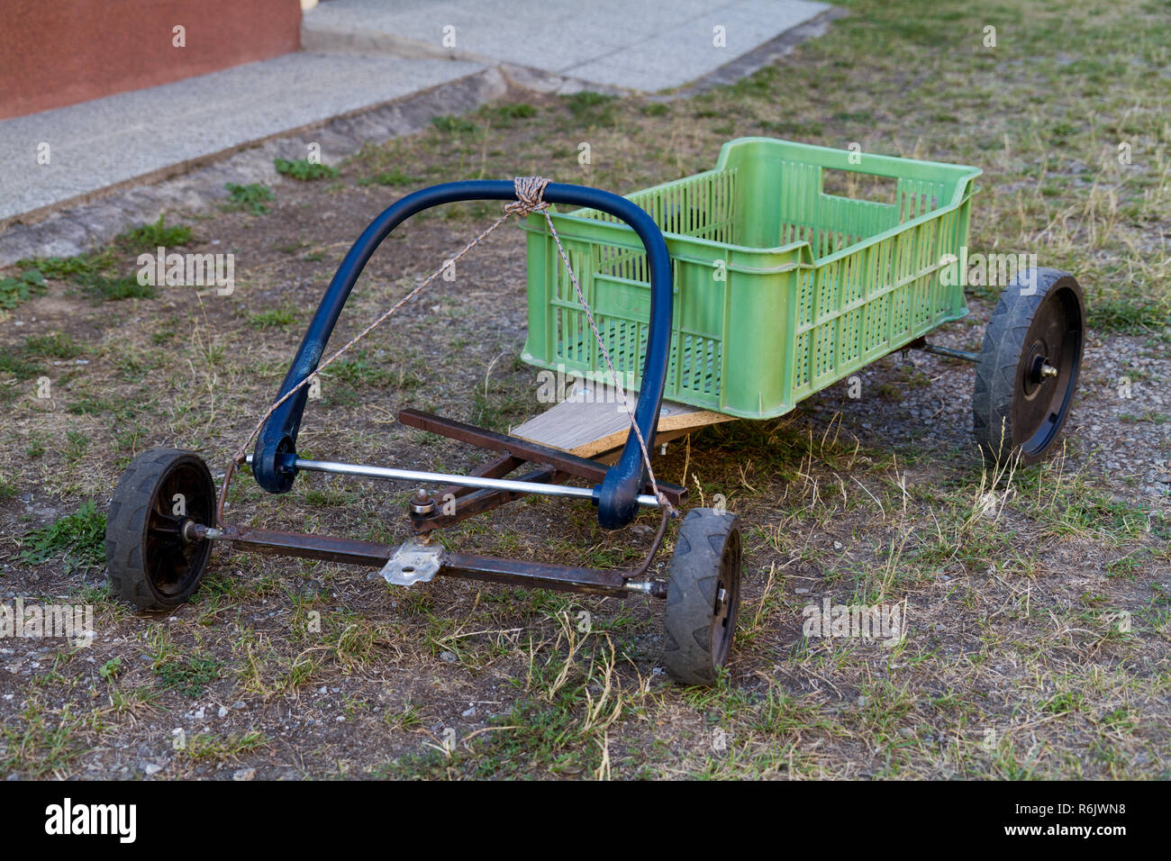 Ein Warenkorb für Kinder mit Spielen Stockfoto