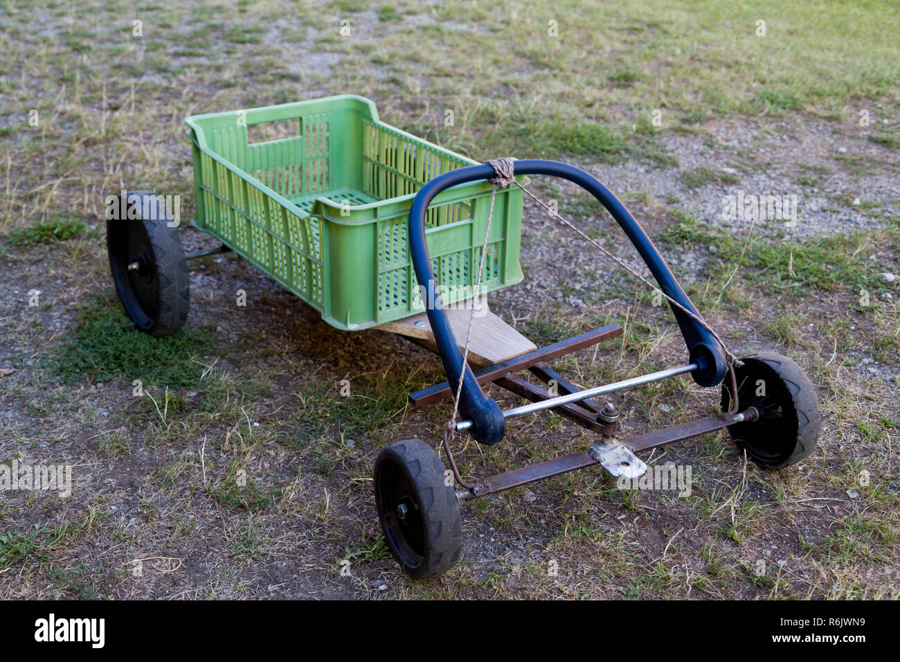 Ein Warenkorb für Kinder mit Spielen Stockfoto