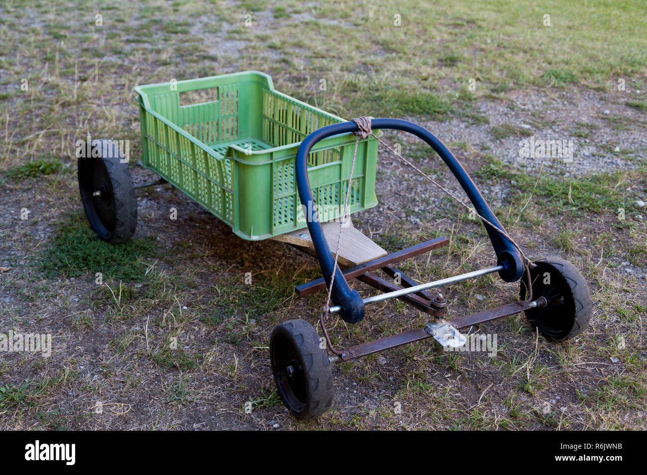 Ein Warenkorb für Kinder mit Spielen Stockfoto
