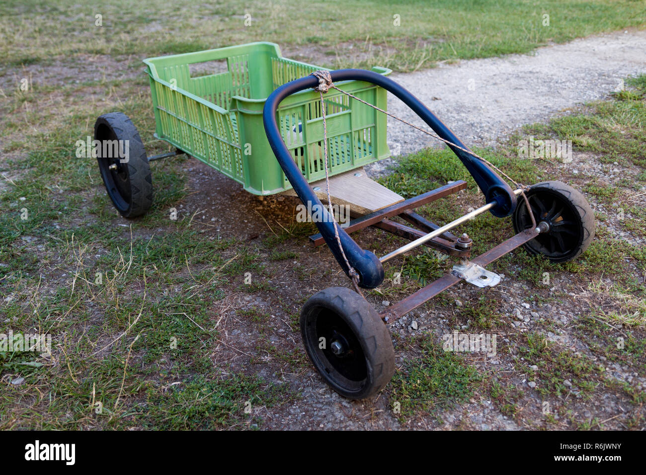 Ein Warenkorb für Kinder mit Spielen Stockfoto