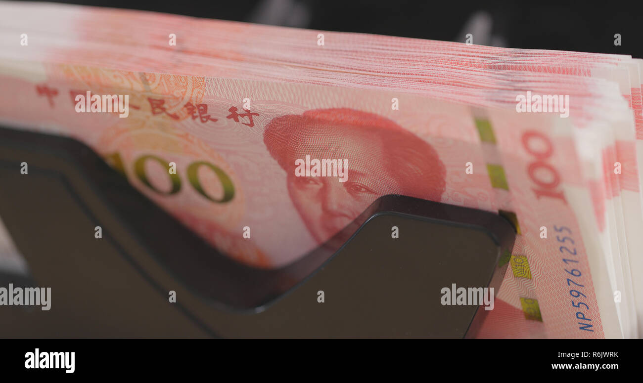 100 RMB Banknoten, die in der Zählung der Maschine Stockfoto