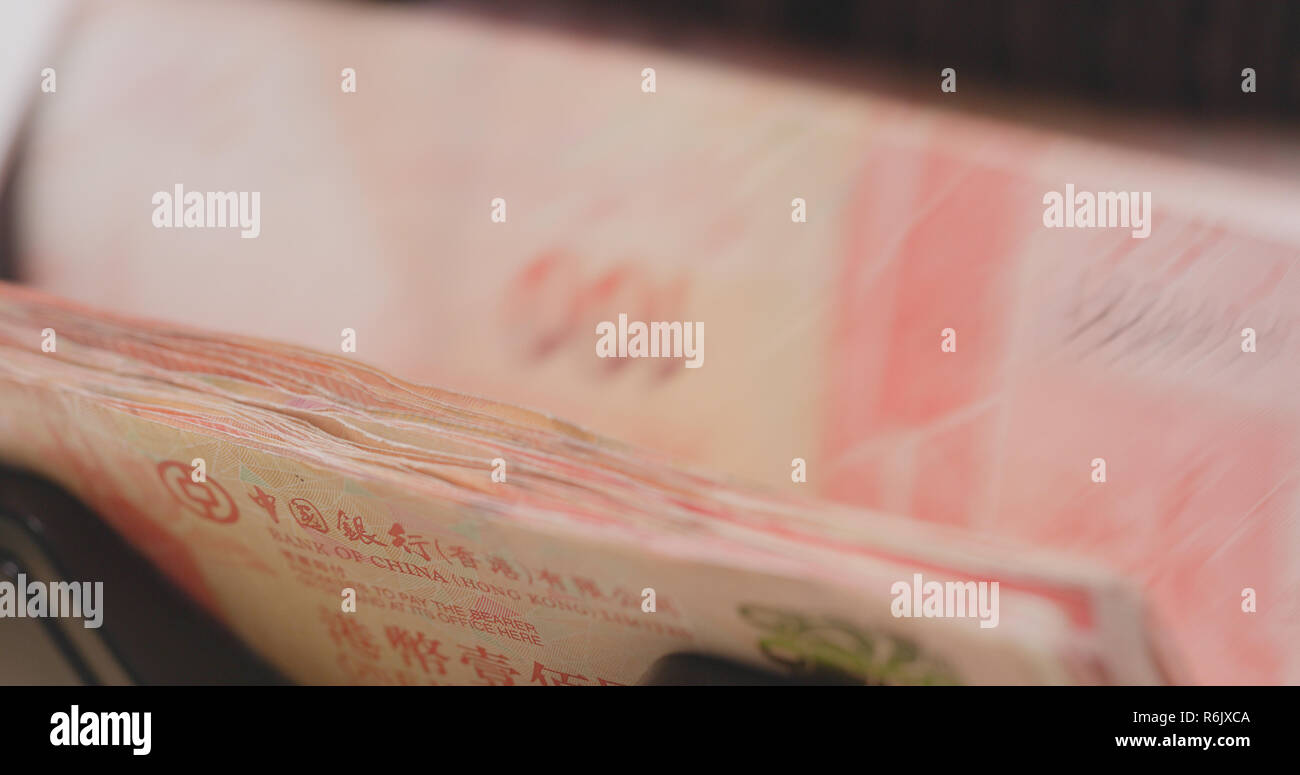 Zählen von Hong Kong Dollar auf Bargeld zählen Maschine Stockfoto
