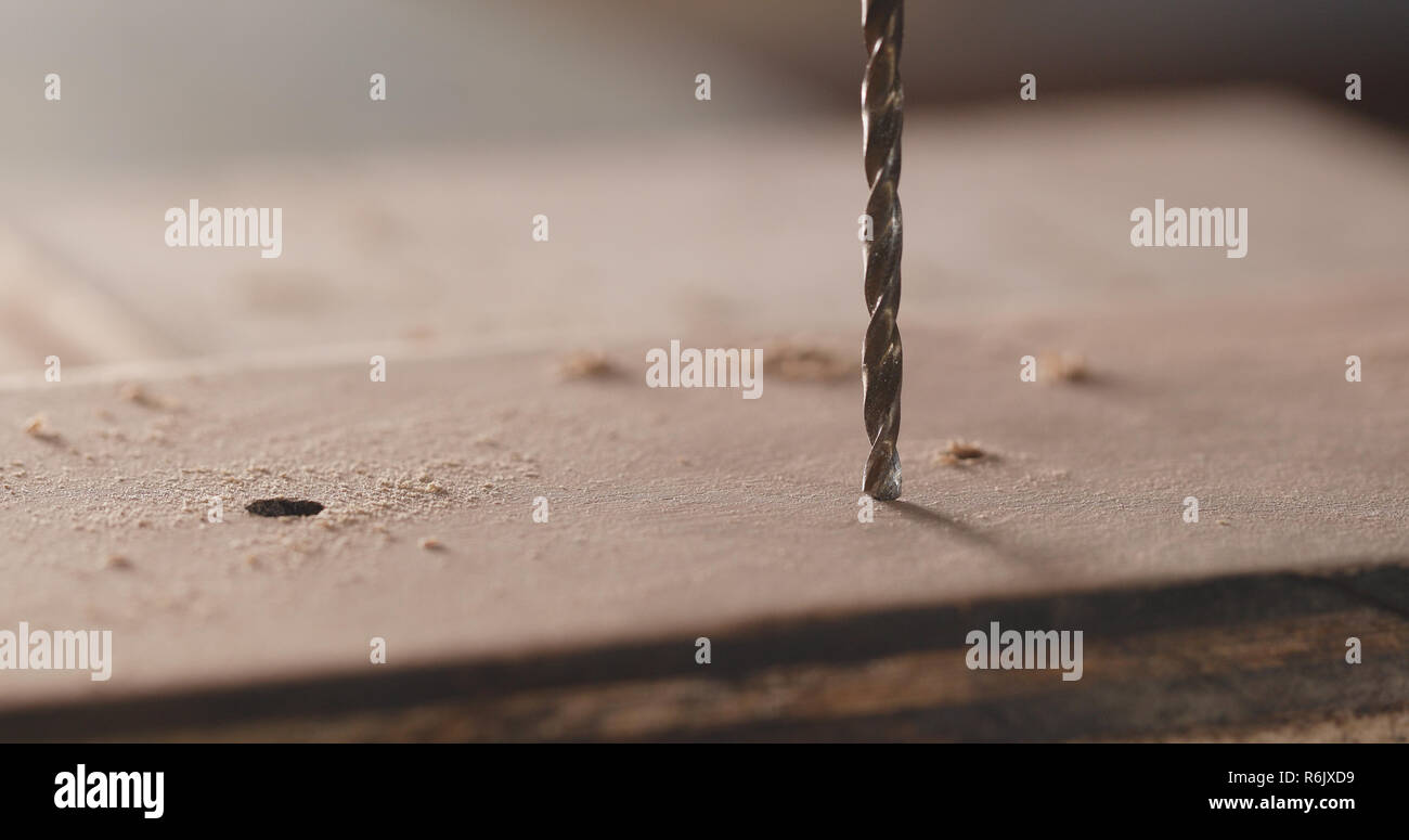 Elektrische Bohrer auf Holzbrett Stockfoto