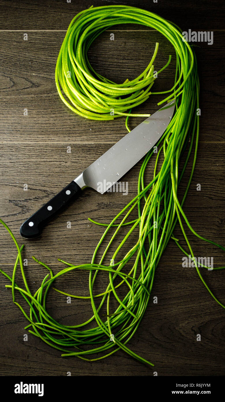 White Water Schneeflocke - eine dekorative Wasserpflanze auch als grünes Gemüse, vor allem in den südlichen Taiwan verwendet. Kochmesser für Skala angezeigt. Stockfoto