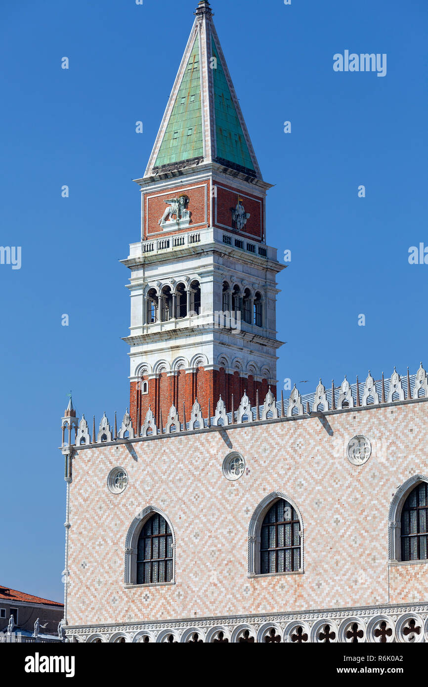 St Mark's Campanile (Campanile di San Marco) und Doge's Palace auf der Piazza San Marco, Venedig, Italien. Stockfoto