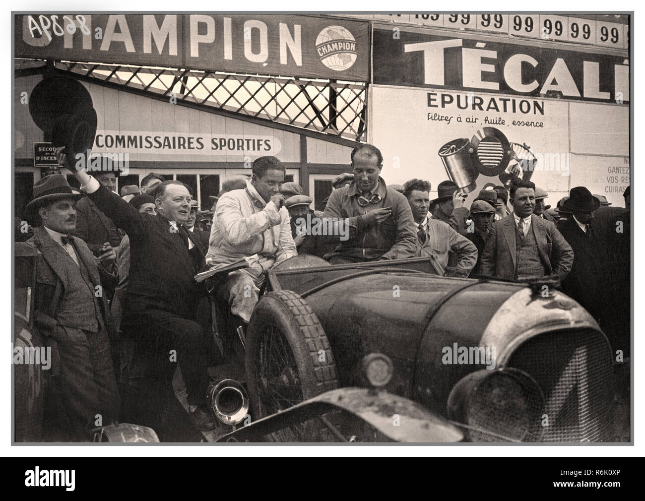 LE MANS 1928 24 Stunden Stunde VINTAGE HISTORISCHEN 1928 LE MANS RENNEN "Bentley Boys" gewinnen die 1928 24 Stunden von Le Mans war das 6-Grand-prix von Ausdauer und fand am 16. und 17. Juni 1928 statt. Bentley Boys 24 heures du Mans Bernard Rubin, Co - Treiber der siegreichen Bentley 4 ½ Liter (Spitzname: "alte Mutter Gun') neben Bentley Direktor Woolf Barnato, die erste Australische geboren Treiber Le Mans zu gewinnen, und der erste Fahrer auf der Südhalbkugel geboren, das Rennen zu gewinnen. Stockfoto