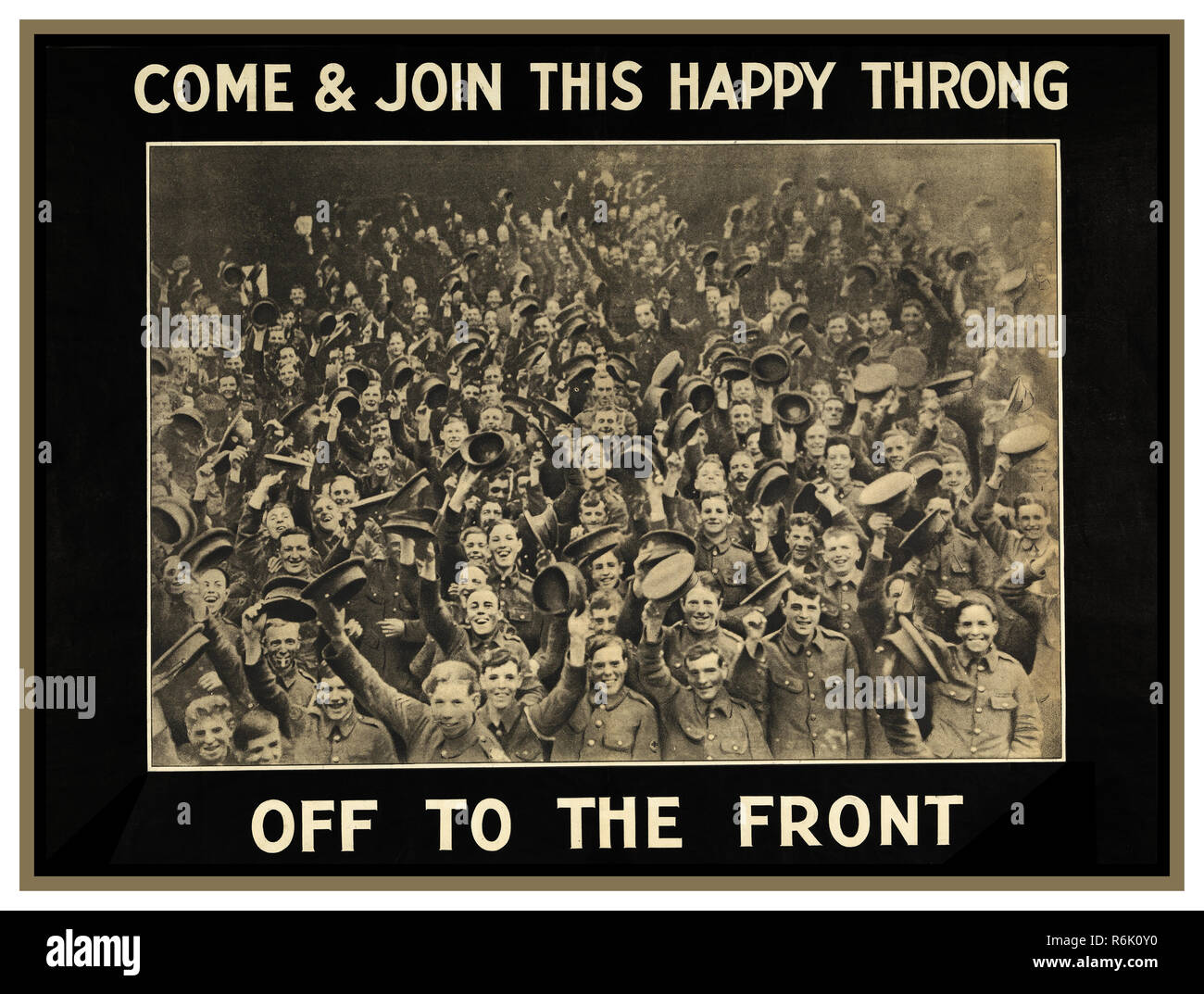 Vintage British WW1 Propaganda Recruitment Poster mit Bild von einer großen Menge von lächelnden irischen Infanteristen. Sie halten ihre Kappen hoch. „KOMMEN Sie und SCHLIESSEN SIE SICH DIESEM GLÜCKLICHEN GEDRÄNGE AN DIE FRONT an“ 1914 1. Weltkrieg erster Weltkrieg Stockfoto