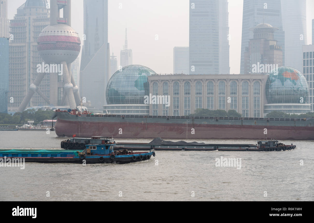 Misty Blick auf Downtown Skyline von Shanghai Stockfoto Misty Blick auf Downtown Skyline von Shanghai Stockfoto