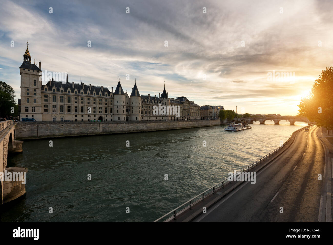 Bootstour am Seineufer in Paris mit Sonnenuntergang. Paris, Frankreich Stockfoto