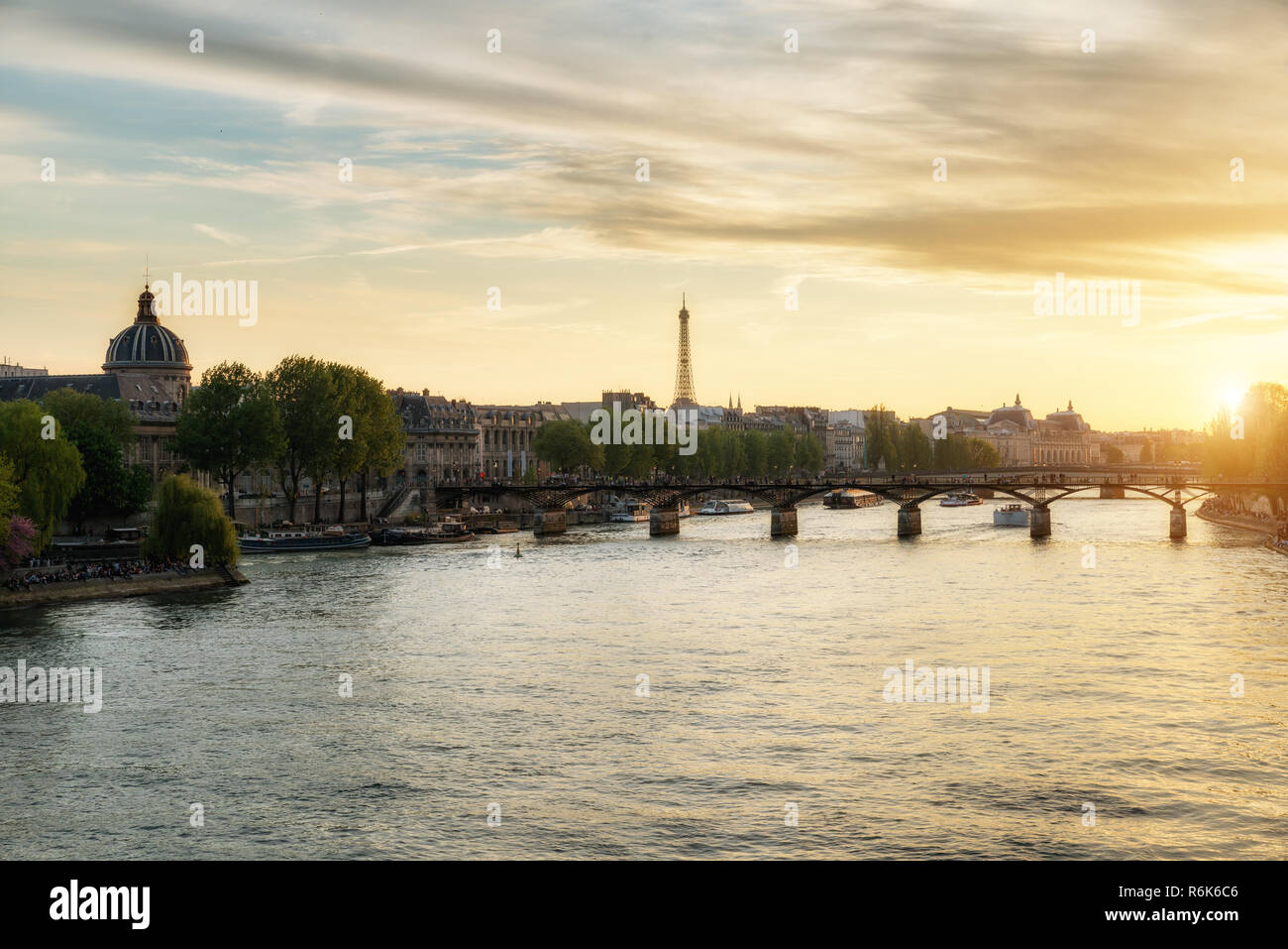 Seine und Pont des Arts Brücke in suset in Paris, Frankreich. Stockfoto