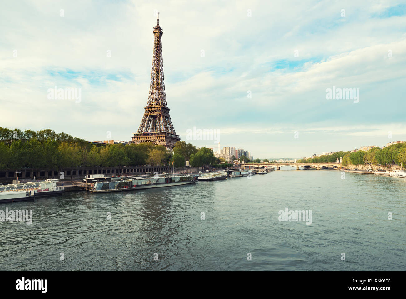 Eiffelturm in Paris vom Seineufer im Frühling. Paris, Frankreich. Stockfoto