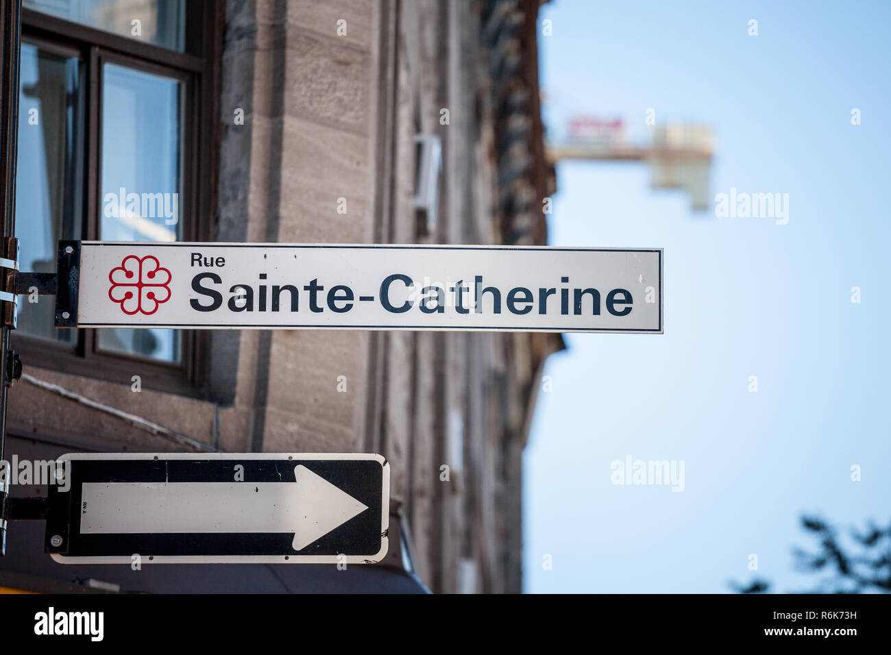 MONTREAL, KANADA - 4. NOVEMBER 2018: Street Schild, Rue Sainte Catherine Street in Montreal, Quebec. In tdowntown gelegen, ist es eines der Mo Stockfoto