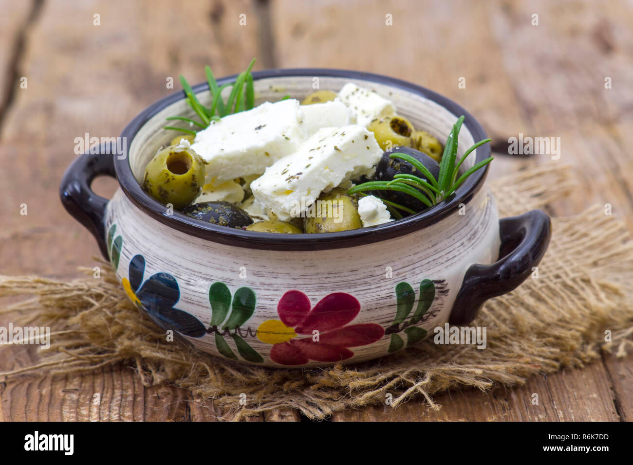 Feta-Käse und Oliven mit Kräutern in Olivenöl Stockfoto