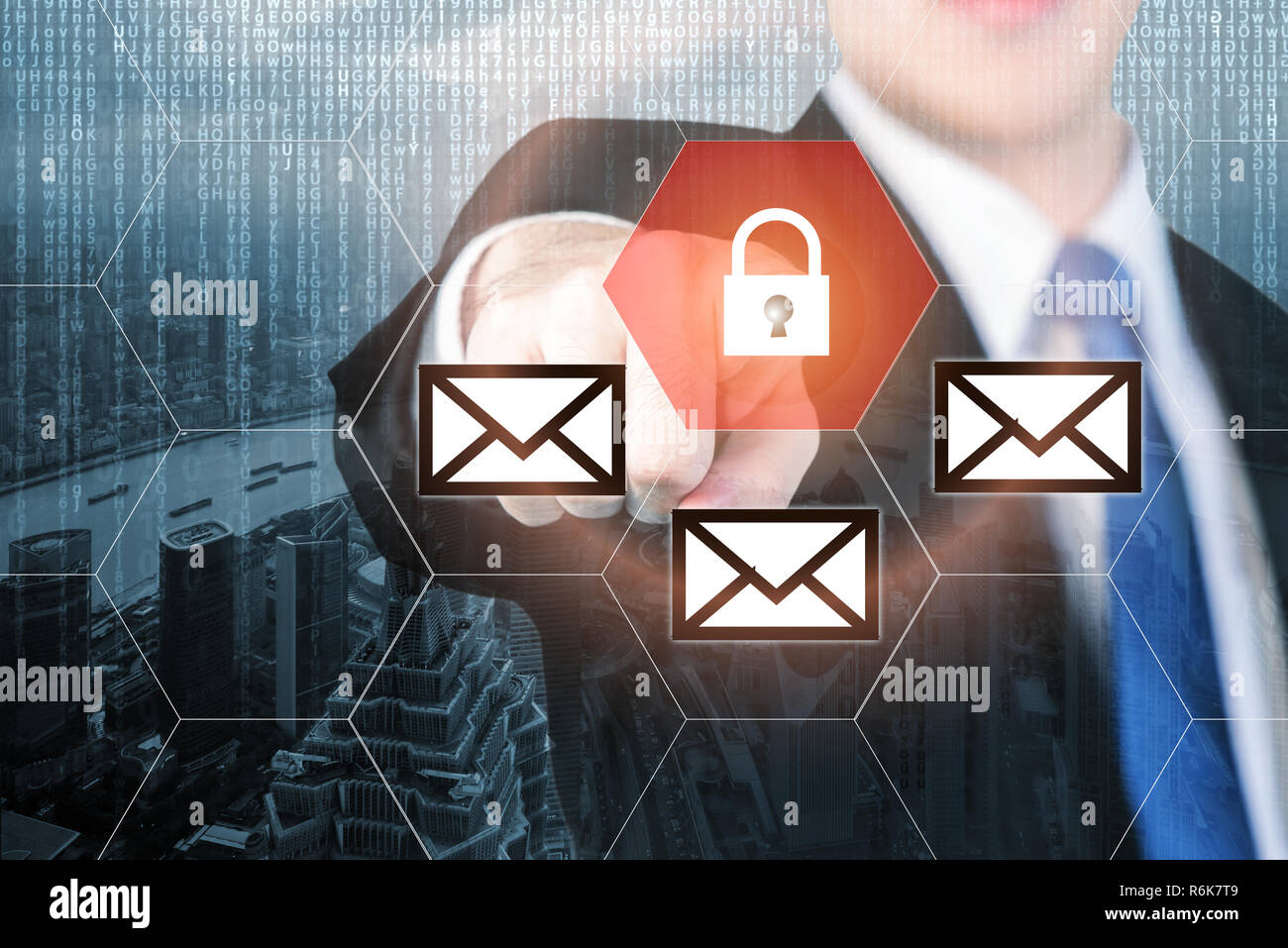 Geschäftsmann Drücken der Schaltfläche "e-Mail-Sicherheit" auf virtuelle Bildschirme für Internet- und e-Mail-Sicherheit. Wirtschaft, Technik, Internet und virtuelle Realität co Stockfoto