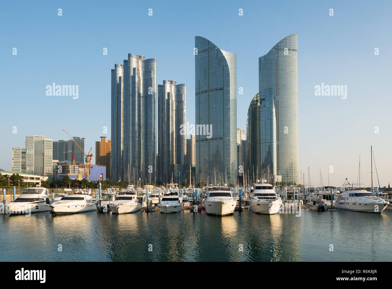 Busan City Skyline Blick in Haeundae, gwangalli Strand mit yacht Pier in Busan, Südkorea. Stockfoto
