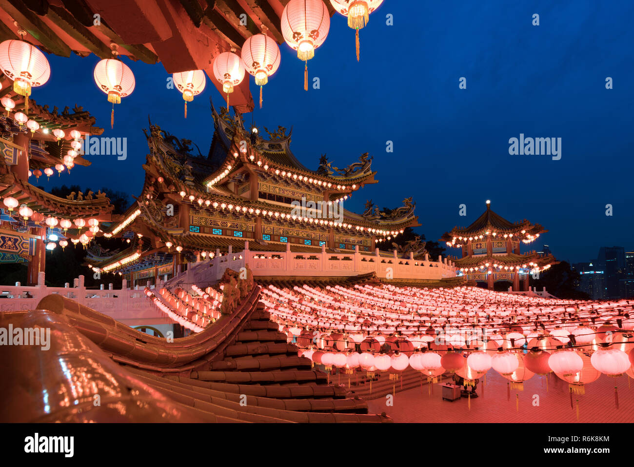 Traditionelle Chinesische Laternen Anzeige in Thean Hou Tempel beleuchtet für Chinese New Year Festival, Kuala Lumpur, Malaysia. Stockfoto