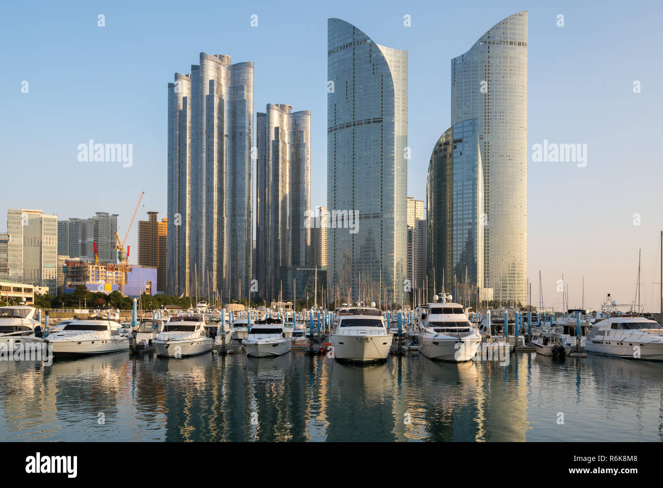 Busan City Skyline Blick in Haeundae, gwangalli Strand mit yacht Pier in Busan, Südkorea. Stockfoto