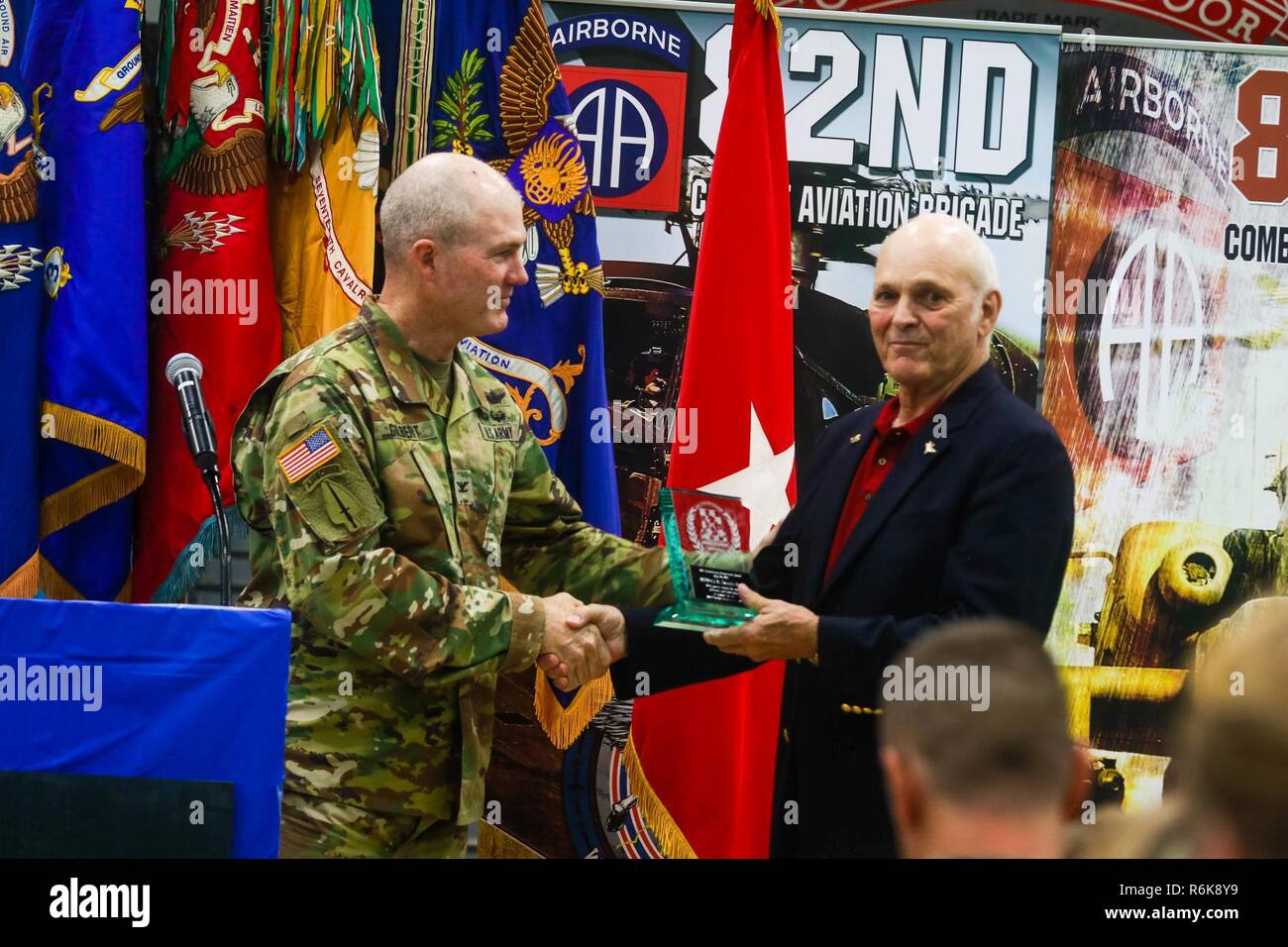 Oberst Erik Gilbert, der 82Nd Combat Aviation Brigade Commander, präsentiert Distinguished Guest, pensionierter US-Armee Brig. Gen. Dennis Kerr eine 30-jährige Regimental sozialen Preis während der 82Nd CAB Regimental Soziale an Simmons Army in Fort Bragg, N.C., 22.Mai. (Armee Stockfoto