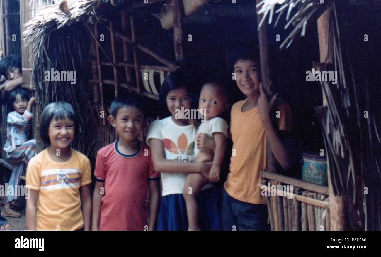 Ein junger Oberstleutnant Lan Dalat, ganz rechts, dargestellt mit seinen Geschwistern und Nachbarn zu einem vietnamesischen Flüchtlingslager in Puerto Princesa, Palawan, Philippinen. Stockfoto