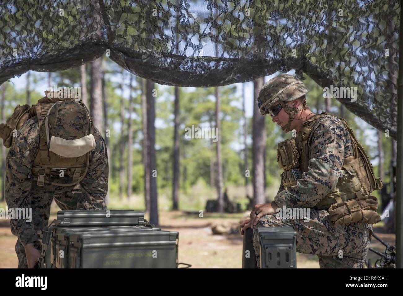 Marines prep 81 mm Mörser Umläufen in Camp Lejeune, N.C., 17. Mai 2017 abgefeuert werden. Die Marines sind an Burmesische Chase, eine jährliche, multi-laterale Training zwischen US-Streitkräfte und NATO-Mitglieder. Die Marines sind mit 3Rd Battalion, 2nd Marine Regiment. Stockfoto