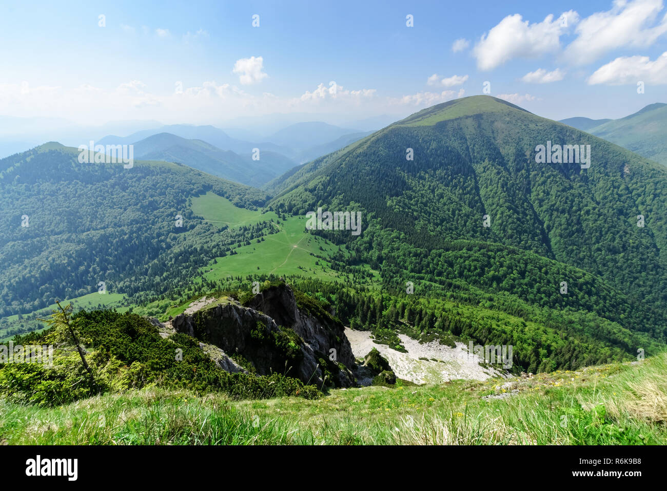 Der Hang mit Blick auf die Wege im Vratna Tal im Nationalpark Mala