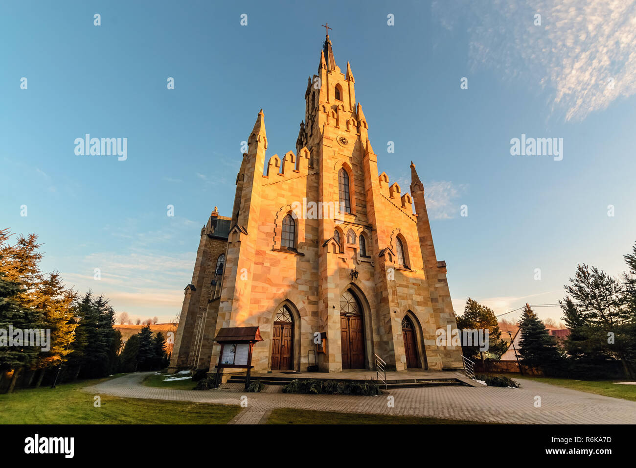 Gotische Hl. Jacek steinerne Kirche in Chocholow, Polen Ansicht von unten. Stockfoto