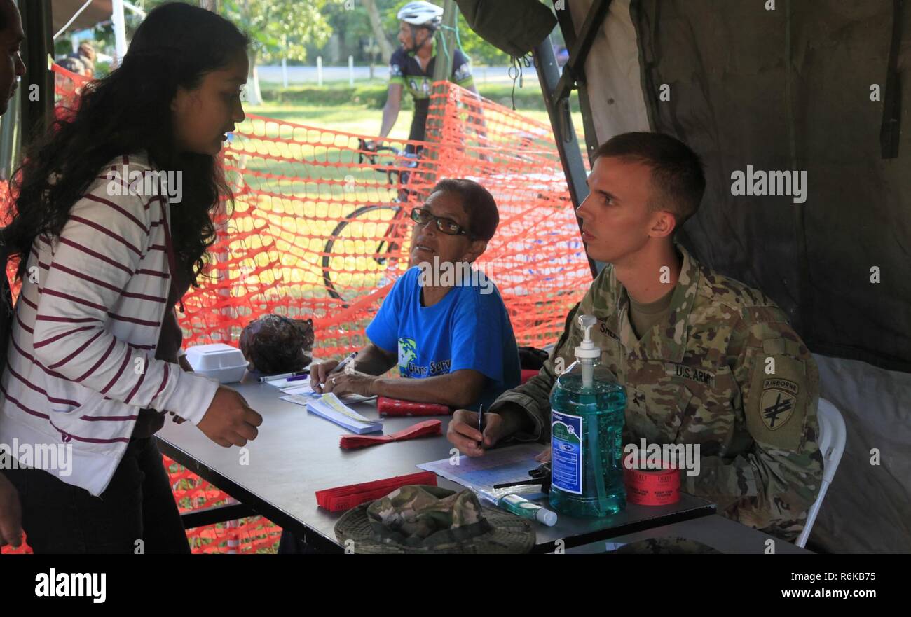 Us-Armee Cpl. Kirby Shepard, mit der 399 thh Taktische psychologische Operationen Firma, gegründet aus San Marcos, Texas spricht mit eine Frau, bevor Sie sich für eine medizinische Bereitschaft Ereignis während über den Horizont 2017, in San Ignacio, Belize, 15. Mai 2017 registriert. BTH 2017 ist ein US Southern Command - geförderte, Armee südlich-led-Übung für humanitäre und technische Dienstleistungen für die Gemeinschaften in der Notwendigkeit, die Unterstützung der USA für Belize zur Verfügung zu stellen. Stockfoto