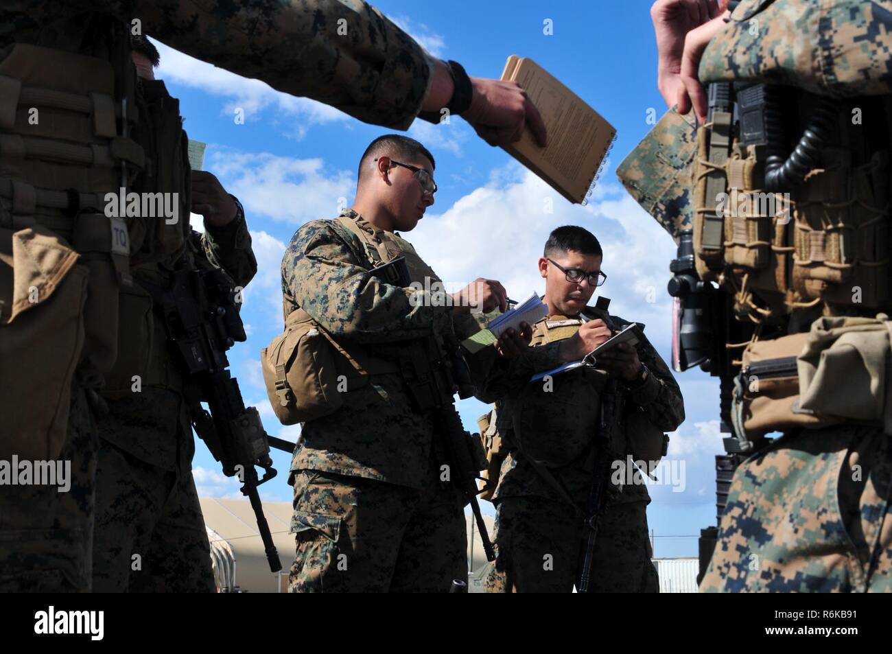 Lance Cpls. Romaldo Medina und Jonathan Rodriguez, beide Fire Support Marines mit 3 Air Naval Geschützfeuer Liaison von Bell Gardens, California, für eine Mission mit Royal Canadian Air Force 450 Squadron während Ahorn lösen 17 am Lager Wainwright, Alberta, Kanada, am 21. Mai 2017 vorzubereiten. Die gemeinsame Übung, individuelle Fähigkeiten zu schärfen und die Einheit bereit, ist Premier Brigade der kanadischen Armee-Validierung Übung ausführen kann 14-29. Stockfoto