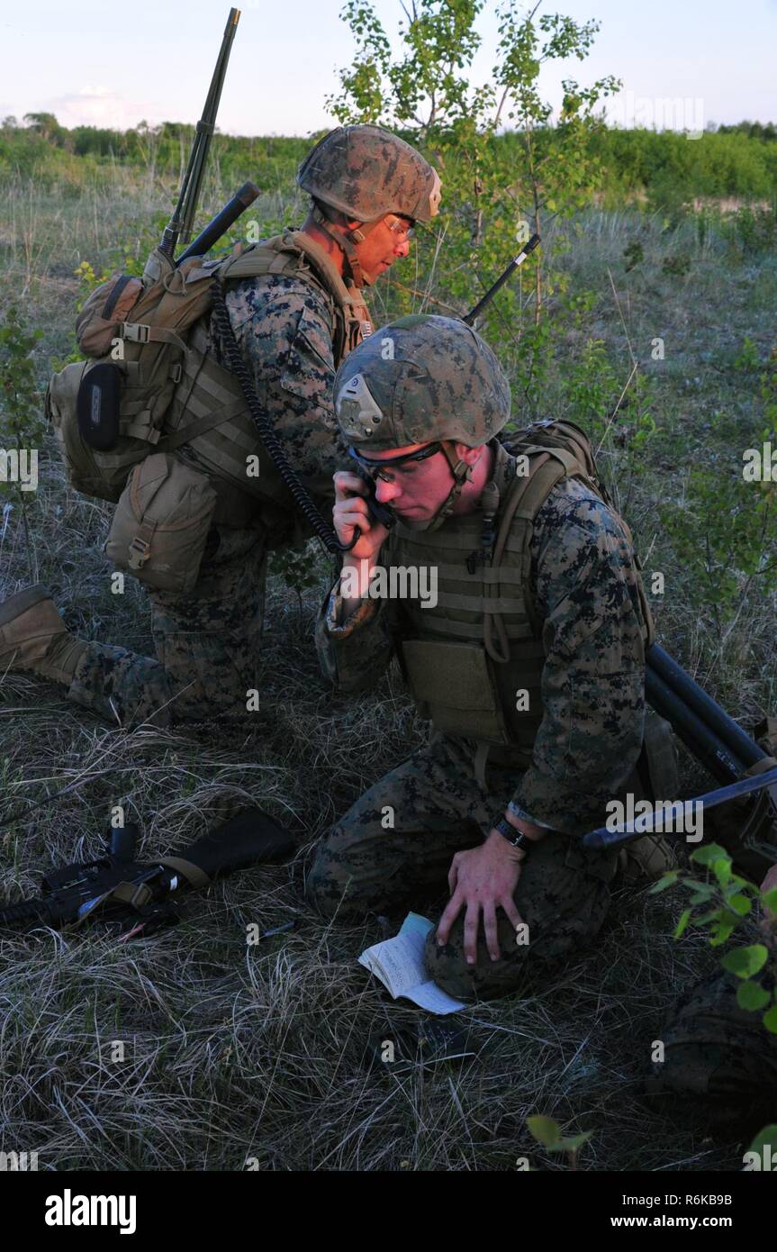 Marine Lance Cpls. Aidan Lück, vorne, und Daniel Lopez, sowohl Radio Betreiber mit 3 Air Naval Geschützfeuer Liaison von Bell Gardens, California, Anruf, die für die Extraktion von Royal Canadian Air Force 450 Squadron während Ahorn lösen 17 am Lager Wainwright, Alberta, Kanada, am 21. Mai 2017. Die gemeinsame Übung, individuelle Fähigkeiten zu schärfen und die Einheit bereit, ist Premier Brigade der kanadischen Armee-Validierung Übung ausführen kann 14-29. Stockfoto