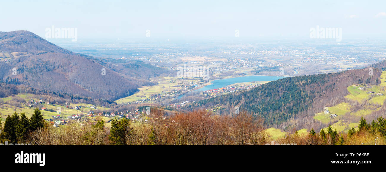 Blick von Zar Berg auf Siedlung im Frühling Stockfoto