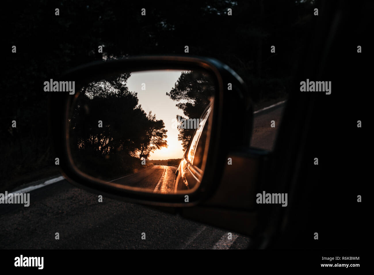 Schöne Landschaft bei Sonnenuntergang im Auto Spiegel in Bewegung wider Stockfoto