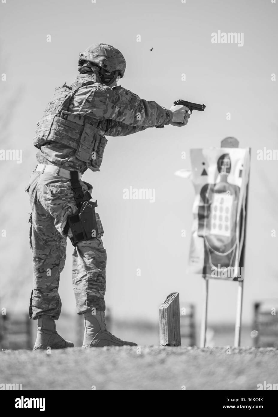 Airman 1st Class Rakete Ryan Benjamin, 91st Security Forces Squadron Response Force Mitglied, Brände M9 Pistole in Camp Grafton, N.D., 4. Mai 2017. Verteidiger kombinierten physischen Ausbildung und Waffen feuern für Global Strike Challenge 2017 vorzubereiten. Stockfoto