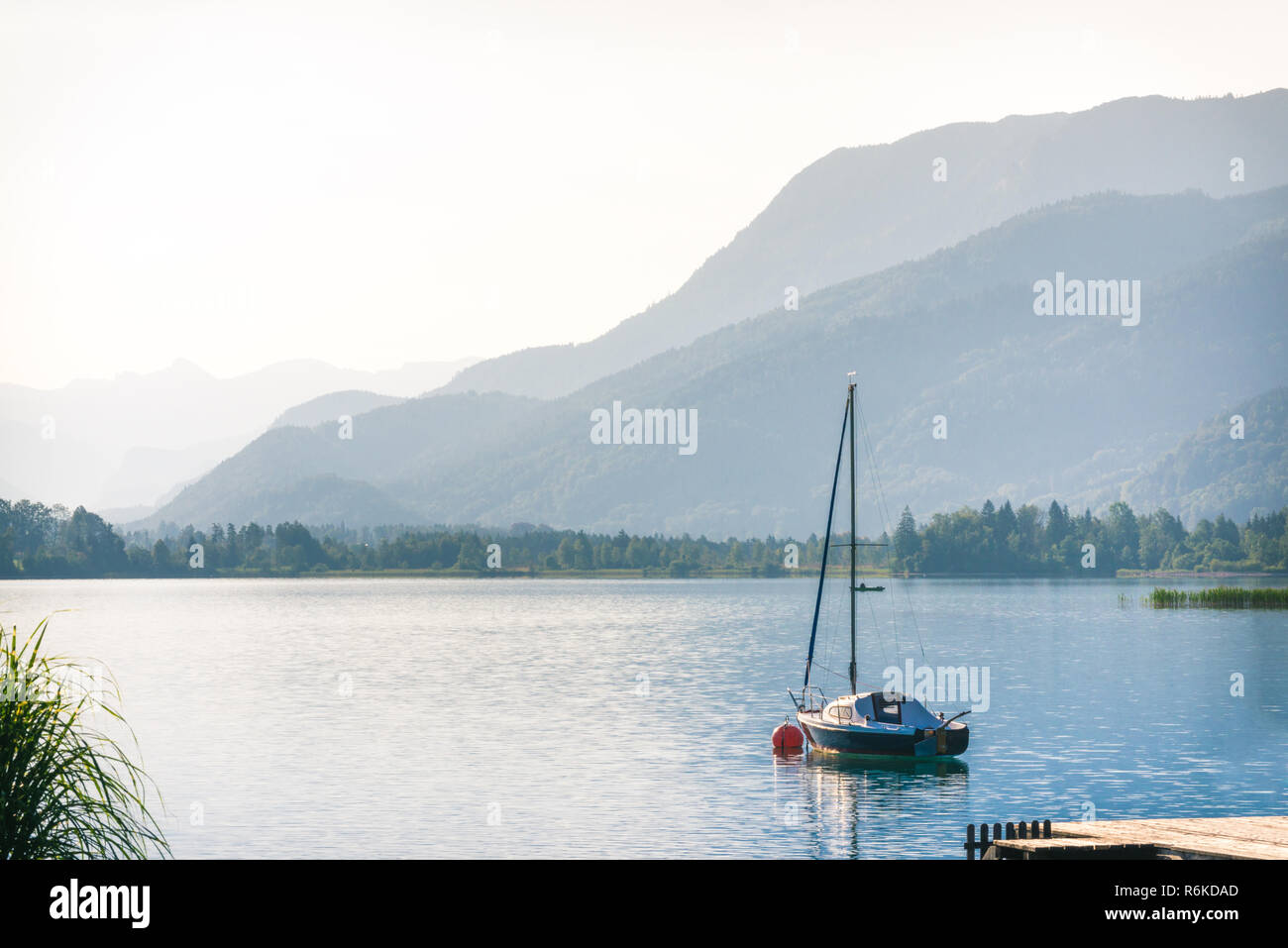 Schöne Landschaft mit der Yacht auf dem See in den Bergen im Sommer morgen Stockfoto