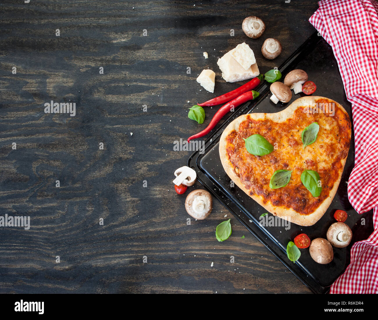 Pizza Margherita in Herzform Stockfoto
