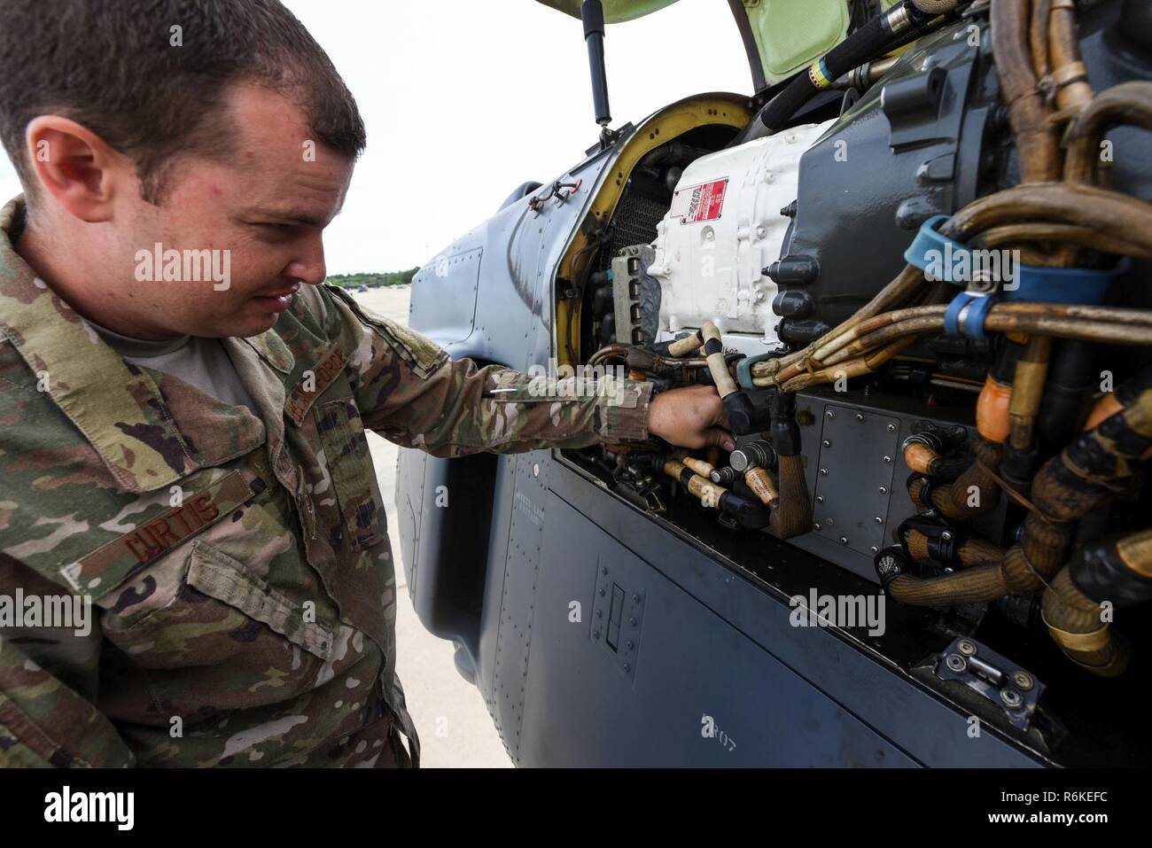 Staff Sgt. John Curtis, eine elektrische in Umweltfragen mit der Florida Air National Guard Loslösung 2, inspiziert ein CV-22 Osprey an hurlburt Field, Fla., 24. Mai 2017. Die FLANG Det2 beschäftigt Offiziere und Mannschaften in der Wartung und das Bodenpersonal in die Positionen der 8. Special Operations Squadron und der 801St Special Operations Aircraft Maintenance Squadron zu erleichtern. Stockfoto