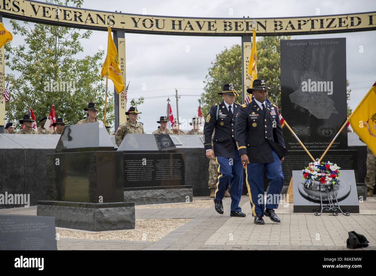 Oberst Kevin D. Admiral, Kommandant der 3. Kavallerie Regiments, und Command Sgt. Maj. Bryan Barker, 3. Cav. Regt. command Sergeant Major, die Teilnahme an einem Kranz Zeremonie am 3. Cav. Regt. Memorial in Fort Hood, Texas, 16. Mai 2017. Die Zeremonie Sgt zu ehren. Douglas Riney und alle gefallenen Helden des Regiments. Stockfoto