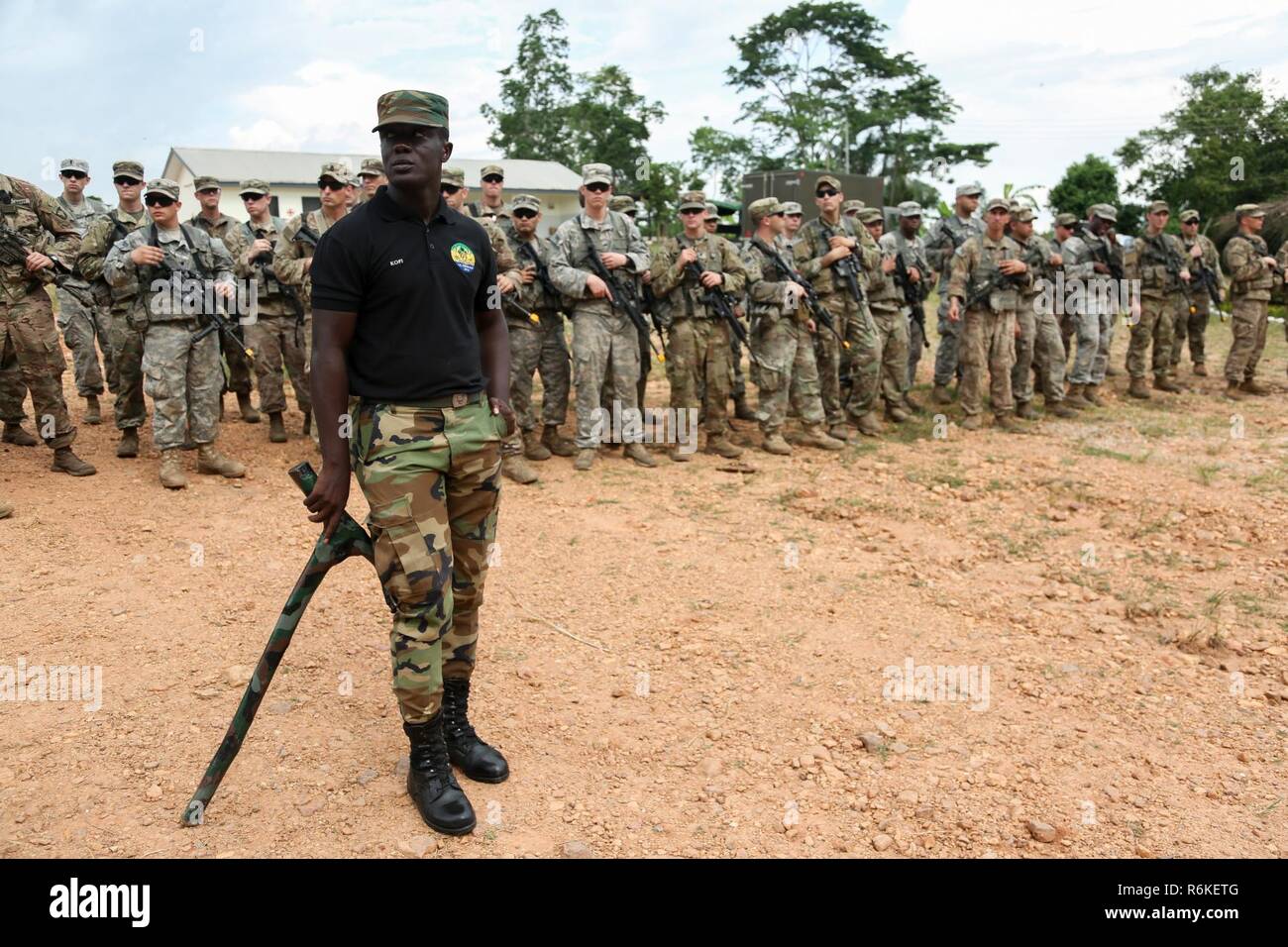 Ghana Streitkräfte Kapitän Ma Mante gibt einen kurzen auf USSoldaten