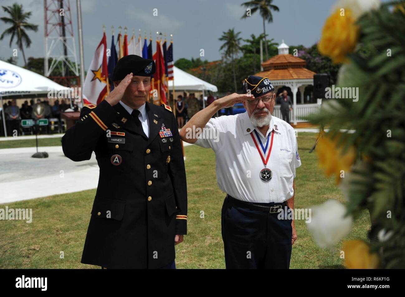 Oberst Michael T. Harvey, Fort Buchanan Garnison Commander und Javier Morales Gruß als Armaturen wird während der Volkstrauertag Kranzniederlegung an Soldaten Plaza auf Fort Buchanan, Mai 24 gespielt. Stockfoto