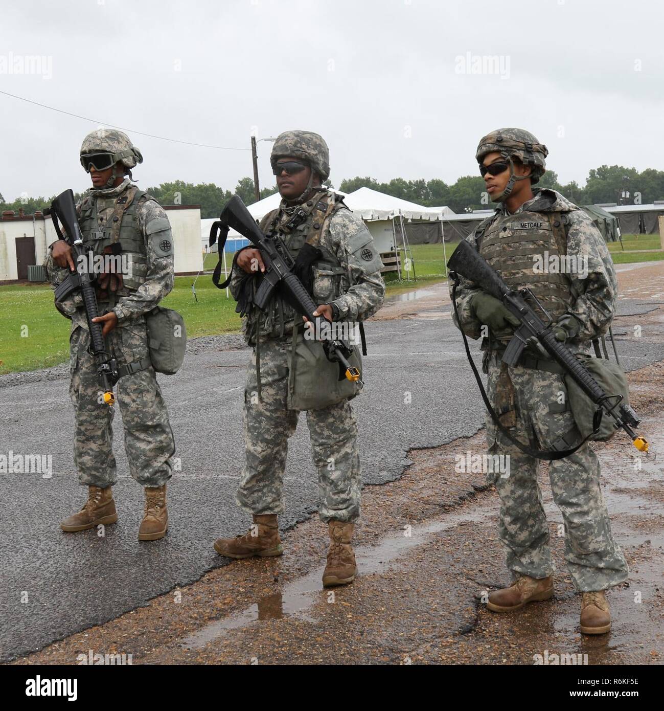 U.S. Army Reserve Soldaten mit der 79th Quartermaster Firma in Houston, Texas, Graf verhalten Gate Guard Pflichten bei Joint Readiness Training Center (JRTC) Drehung 17-07, in Fort Polk, Louisiana, kann 5 bis 26, 2017. JRTC bietet Amerikas militärische Kräfte relevanten, rigoros, multi-echelon Ausbildung in einer entscheidenden Aktion und Mission rehearsal Trainingsumgebung adaptive Führer, zuversichtlich Einheiten zu entwickeln, und robusten Funktionen im gesamten Spektrum militärischer Operationen erreichen Armee bereit. Stockfoto