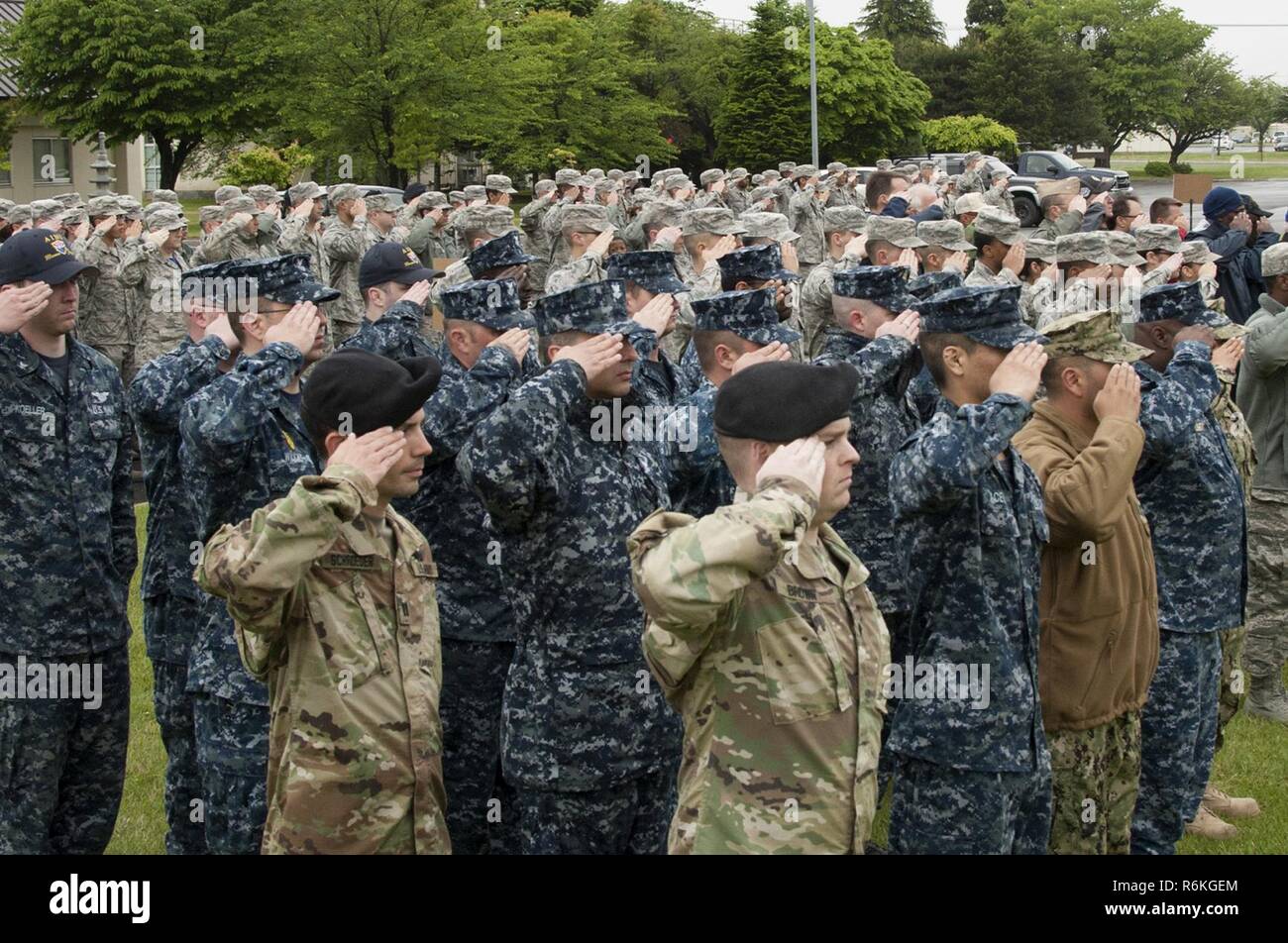 MISAWA, Japan (25. Mai 2017) die Matrosen, Soldaten und Piloten begrüssen, während Taps wird während des Memorial Day Festakt zur Erinnerung an Service Mitglieder, die ihr Leben in den Dienst der US-Streitkräfte gegeben haben gespielt. Die Zeremonie wird jährlich an Misawa Air Base durchgeführt und von der 35th Fighter Wing organisiert. Stockfoto