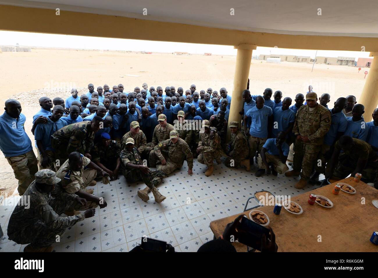 Mitglieder Des Forces Armées Nigeriennes und Fliegern eingesetzt in die 724Th Air Base Expeditionary Squadron für ein Bild in der Nigrischen Air Base 201, Niger, 18. Mai 2017 dar. Flieger wurden eingeladen, die abschlussfeier als Beweis für die Partnerschaft zwischen den beiden Armeen. Stockfoto