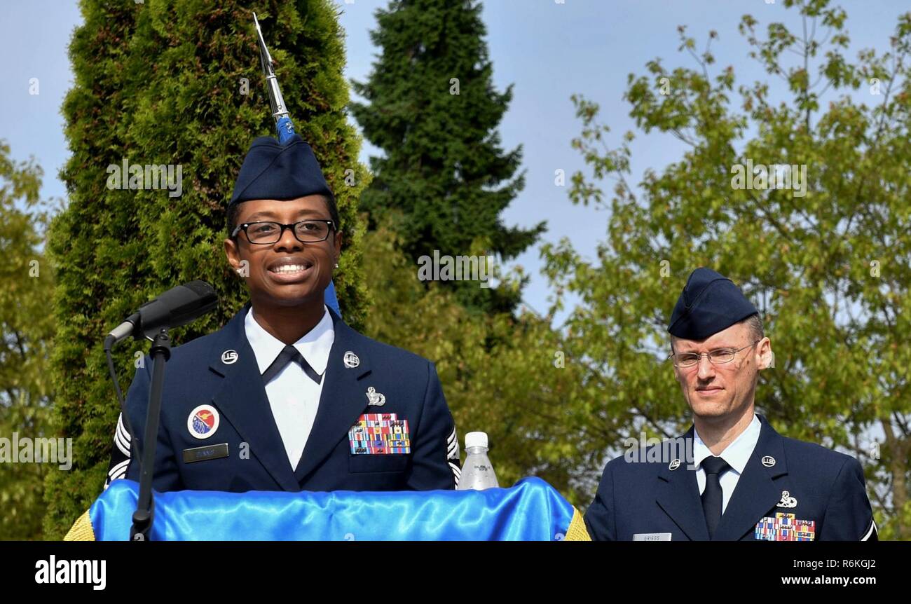 Us Air Force Chief Master Sgt. Tamar Dennis, ausgehende Kisling Noncommissioned Officer Akademie Kommandant, spricht an der Akademie Wechsel der Verantwortung Zeremonie auf Kapaun Air Station, Deutschland, 25. Mai 2017. Dennis war der Kommandant für die Akademie für zwei Jahre, die Überwachung der 13 Klassen und mehr als 1.700 Studenten. Während der Zeremonie, Dennis bestanden die Kisling NCOA guidon, der Vorsitzende, der sie dann zu Glascock übergeben, die für die Verschiebung der Führung. Stockfoto