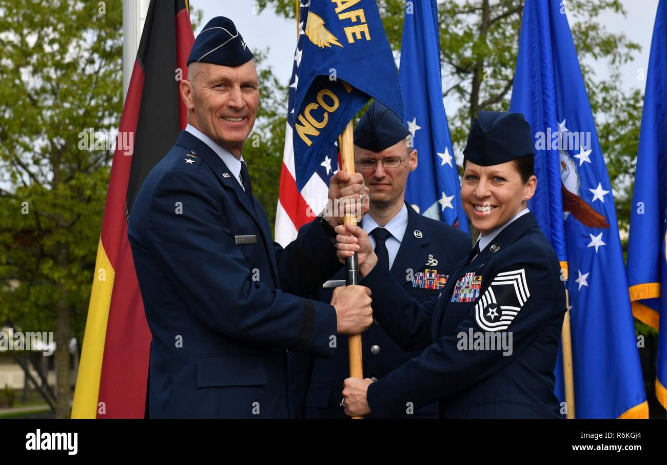 US Air Force Chief Master Sgt. Kathi Glascock, eingehende Kisling Unteroffizier Akademie Kommandant, akzeptiert die Guidon von US Air Force Generalmajor Timothy M. Zadalis, US-Luftstreitkräfte in Europa und Afrika Air Forces Vize-Kommandeur, während der Akademie Change of Responsibility Zeremonie auf Kapaun Air Station, Deutschland, 25. Mai 2017. Glascock übernahm der Akademie von Chief Master Sgt. Tamar Dennis, ausgehende Kisling NCOA Kommandant. Die ändern der Verantwortung-Zeremonie ist die eingetragene Version eines Offiziers Änderung des Befehls, wo übergibt einen Anführer Befehl an die ne Stockfoto