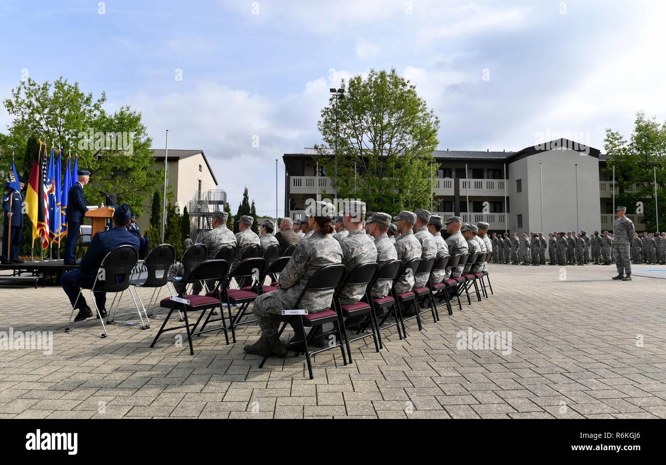 Us Air Force Generalmajor Timothy M. Zadalis, US Luft Kräfte in Europa und Afrika stellvertretender Kommandeur, spricht während der kisling Noncommissioned Officer's Akademie Wechsel der Verantwortung Zeremonie auf Kapaun Air Station, Deutschland, 25. Mai 2017. Zadalis den Vorsitz über die Zeremonie als US Air Force Chief Master Sgt. Tamar Dennis, ausgehende Kisling NCOA Kommandant, überlassen die Verantwortung der Akademie zu US Air Force Chief Master Sgt. Kathi Glascock, eingehende Kisling NCOA Kommandant. Eine Änderung der Verantwortung Zeremonie ist die Version, die der Befehl ist ein Officer angeworben. Stockfoto