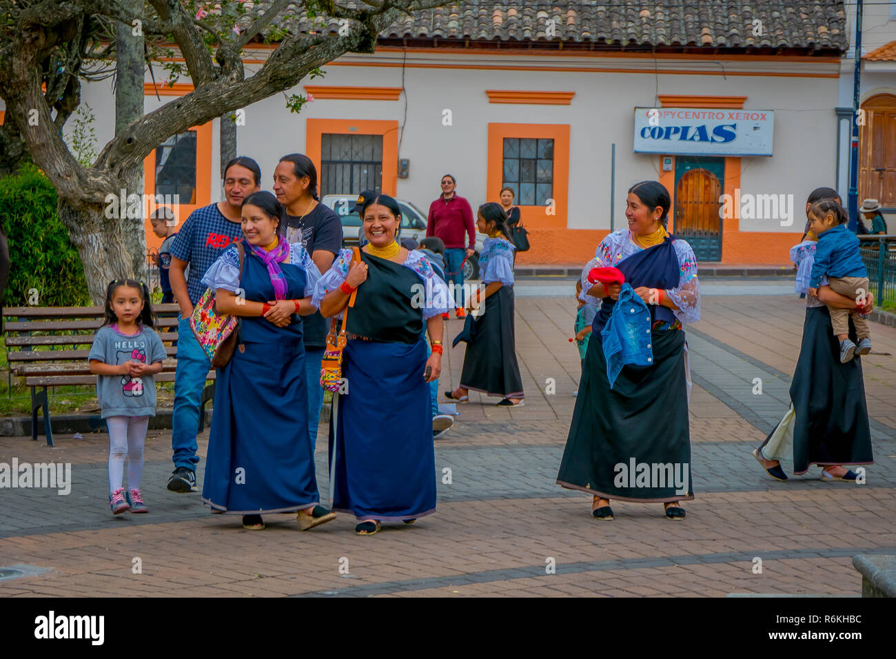 COTACACHI, Ecuador, November 06, 2018: unbekannte Menschen zu Fuß in der sidewak, der Stadt Cotacachi, Ecuador Stockfoto