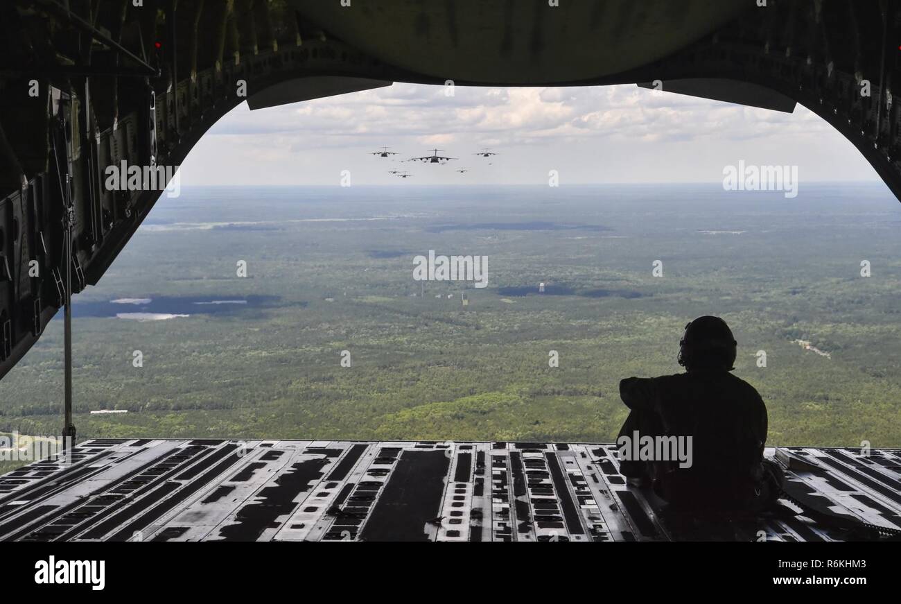 Senior Airman Cory Färbung, 14 Airlift Squadron Lademeister, schaut aus dem Cargo Tür eines C-17 Globemaster III während einer großen Ausbildung ausüben, 25. Mai 2017. Die Bildung von 21 C-17 Globemaster III enthalten 18 C-17 s Durchführung service Mitglieder und drei Transport von Geräten aus der gemeinsamen Basis Charleston, S.C. Stockfoto