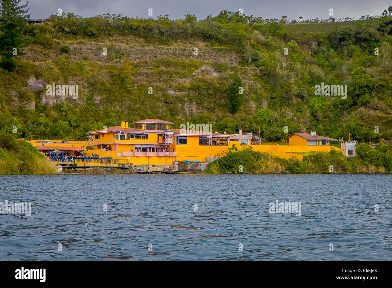 CUICOCHA, Ecuador, November 06, 2018: Im freien Blick in den Horizont der gelben Informationen Gebäude in der Cuicocha See in Ecuador. Stockfoto