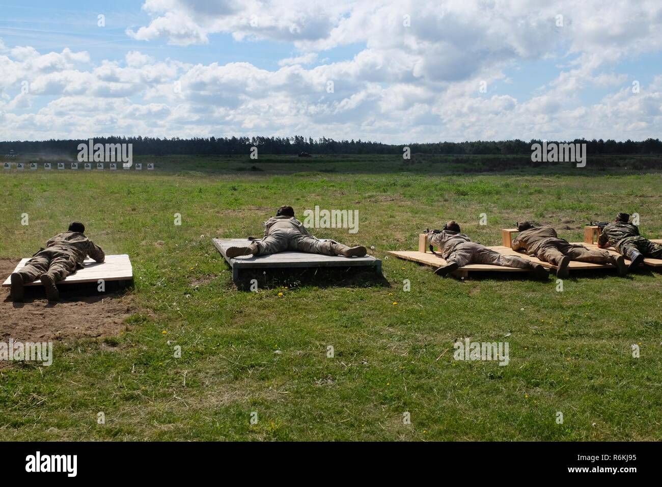 Battle Group Polen USA und Rumänische Soldaten schießen sie sich mit dem Polnischen Beryll 5,56 mm Sturmgewehr während eines polnischen Veteranen Tag bundesschiessen in der Nähe von bemowo Piskie Training Area 27. Mai. Die multinationalen Battle Group ist in Polen als Teil der NATO-Enhanced, Präsenz und die Soldaten haben gut mit dem in der Nähe gelegenen Gemeinden alle als ein Weg, den die Bürger ihre Präsenz und über die Mission der Battle Group zu Lernen aktiv gewesen. Stockfoto