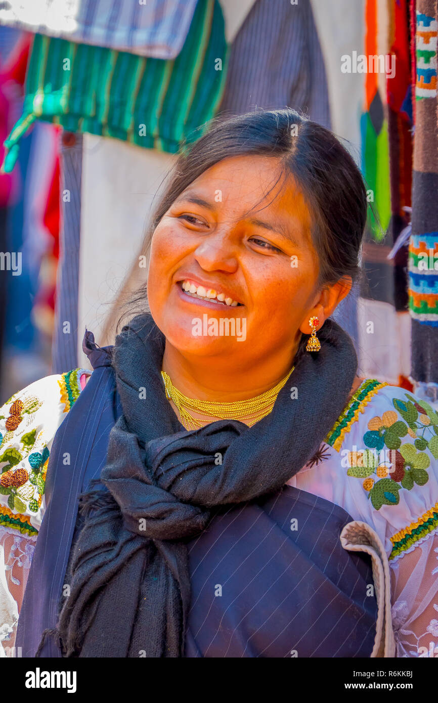 OTAVALO, Ecuador, November 06, 2018: Porträt der indigenen Frau tragen Anden traditionelle Kleidung und Kette für die Kamera posiert in Otavalo Straße Stockfoto